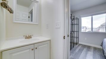 Articles de toilette gratuits, sĂšche-cheveux, serviettes fournies