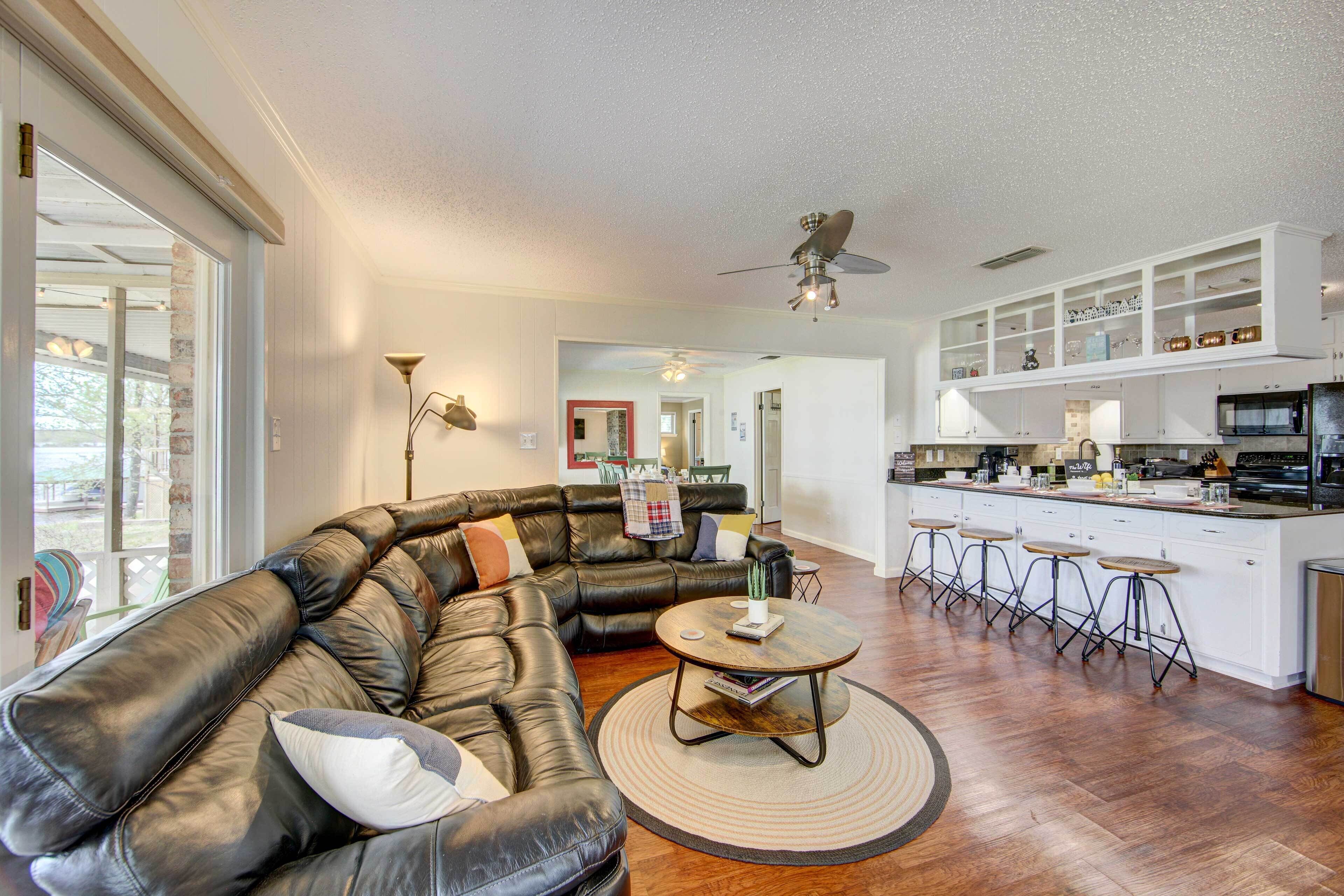 Mineola Lakefront Cottage w/ Spacious Backyard