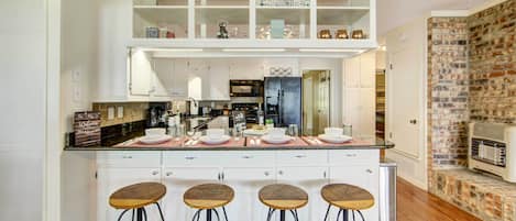 Coffee/tea maker, fridge, microwave, stovetop