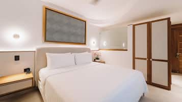 1 quarto, cofres nos quartos, cortinas blackout