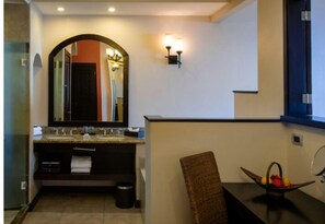1 quarto, cofres nos quartos, cortinas blackout