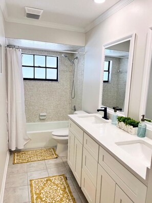 Dutxa, banyera d'hidromassatge, assecador de cabells i tovalloles