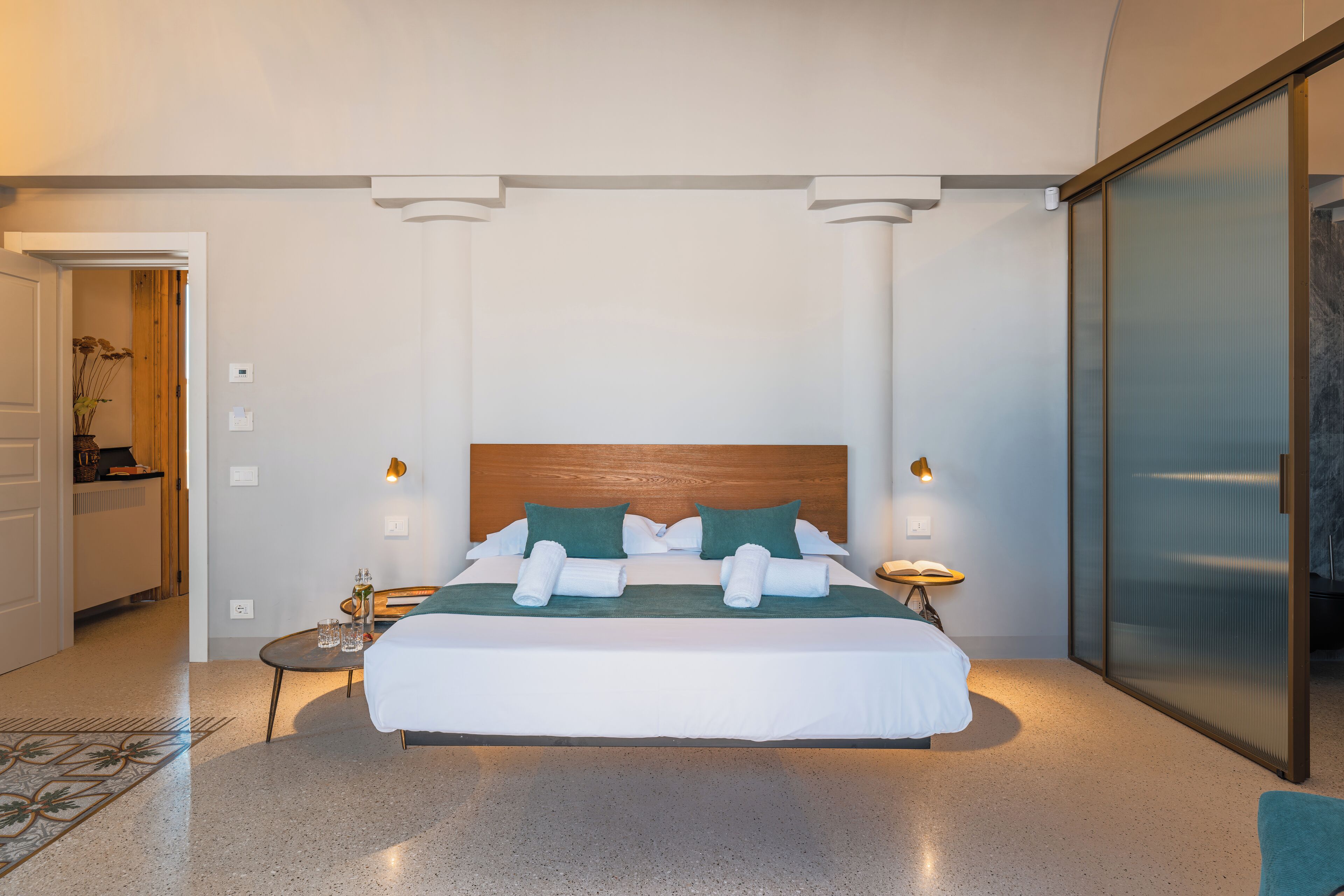 Deluxe driepersoonskamer | Een minibar, een kluis op de kamer, verduisterende gordijnen