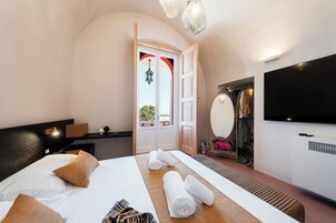 Deluxe Triple Room | Minibar, in-room safe, blackout drapes, soundproofing