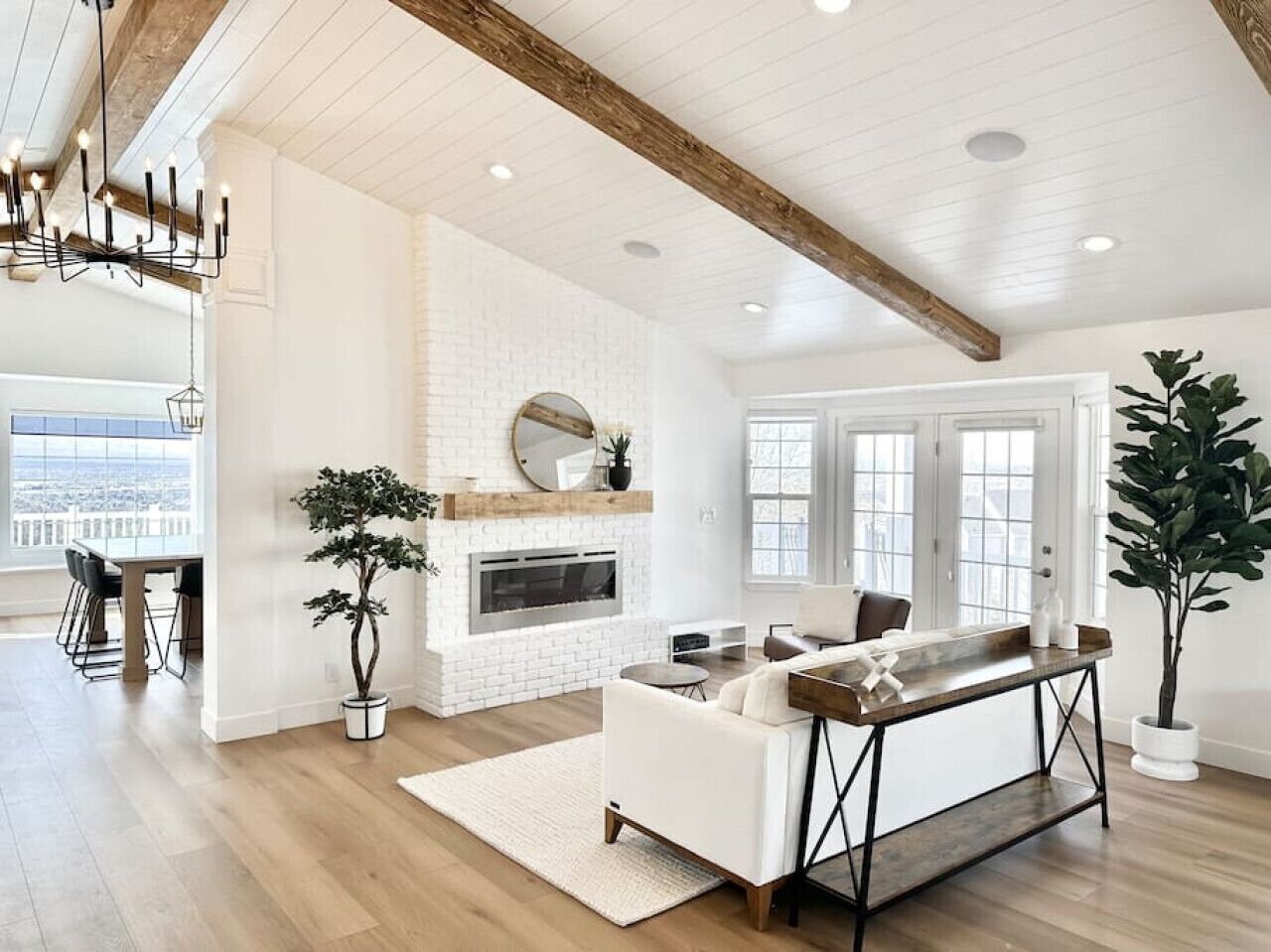 Smart TV, fireplace, books, stereo