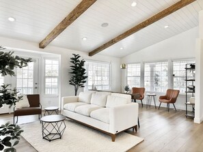 Smart TV, caminetto, libri, impianto stereo