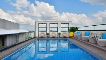 Piscina all'aperto, lettini