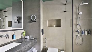 Shower, rainfall showerhead, free toiletries, hair dryer