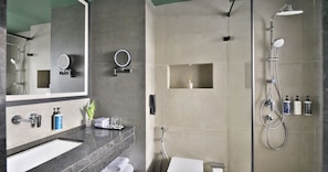 Shower, rainfall showerhead, free toiletries, hair dryer