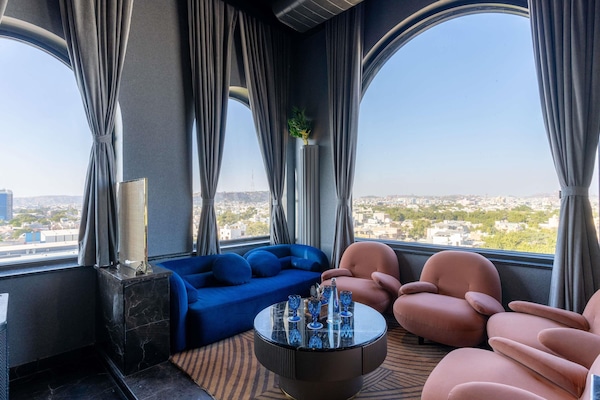 2 bars/lounges