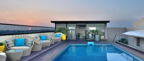 Outdoor pool, sun loungers