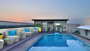 Piscine extérieure, chaises longues