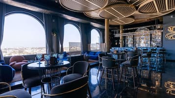 2 bar/ruang istirahat