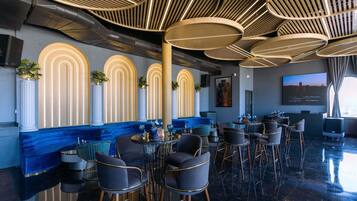 2 bars/lounges