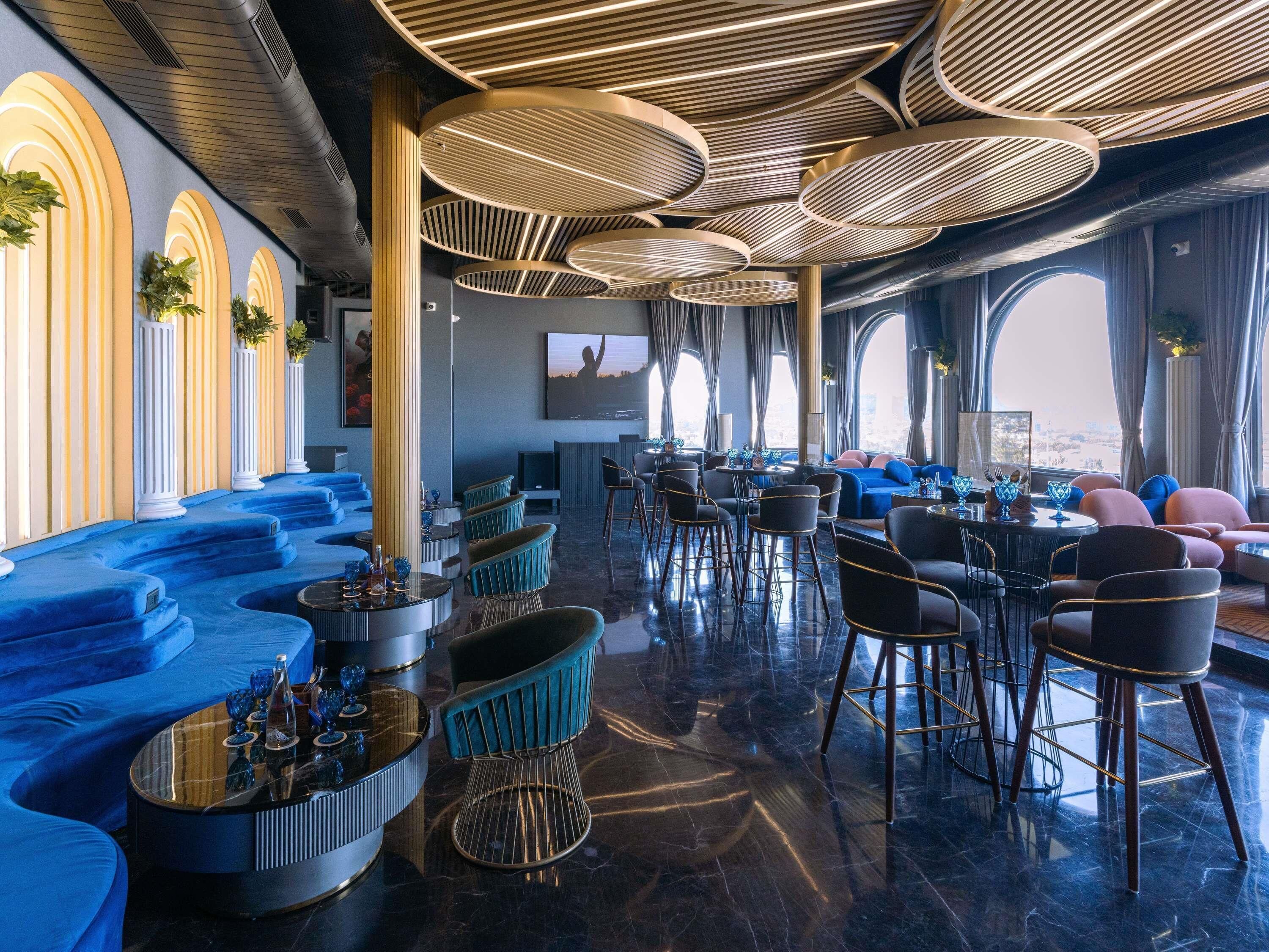 2 bars/lounges