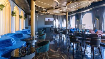 2 bars/lounges