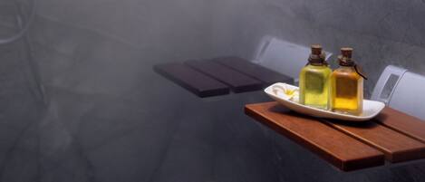 Una habitación con una mesa de madera que sostiene dos botellas y un plato con una flor.
