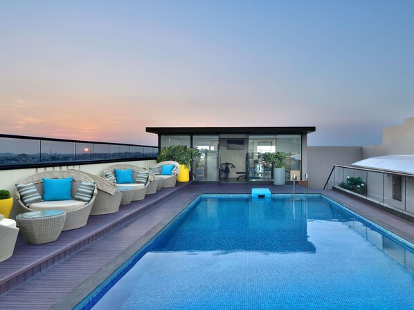 Outdoor pool, pool loungers