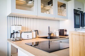 Kjøleskap, ovn, kaffetrakter/tekoker og brødrister