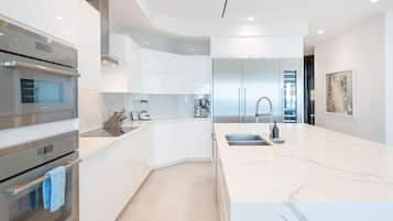 Condo, nhiều giường, có thể sử dụng hồ bơi, quang cảnh biển (#201) | Bếp riêng | Tủ lạnh, lò vi sóng, lò nướng, bếp nấu