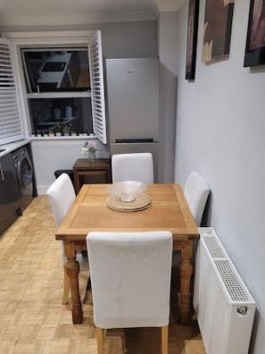 Apartment | Dining - Beautiful Parkview Apartment in Seaside Eastbourne (Eastbourne)