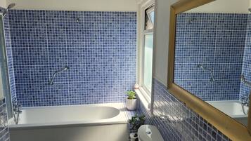 Apartment | Bathroom | Combined shower/tub, deep soaking tub, towels