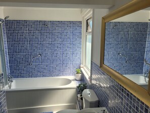 Bathroom - Beautiful Parkview Apartment in Seaside Eastbourne (Eastbourne)
