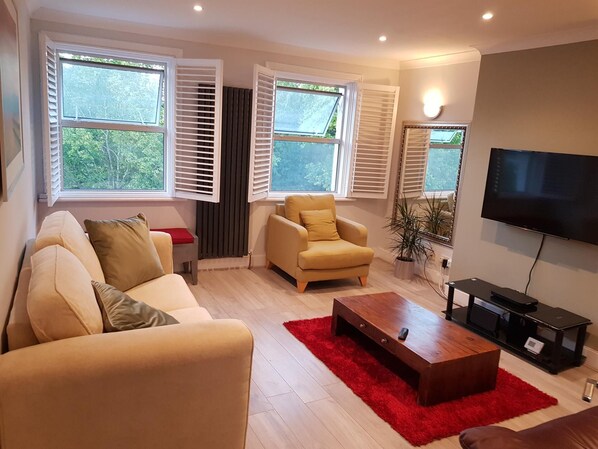 Apartment | Living area - Beautiful Parkview Apartment in Seaside Eastbourne (Eastbourne)