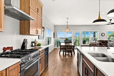 RiverWest Goldies- Base Spirit Mtn, Sauna, Trails, Dog Friendly, 20% off Bike Rentals