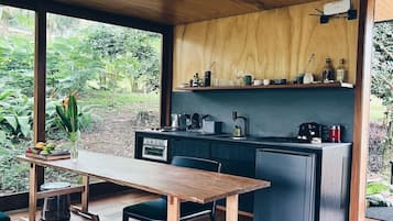 Oven, stovetop, coffee/tea maker, blender