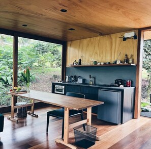 Oven, stovetop, coffee/tea maker, blender - Modern Cabin in Reserva - Jaguatirica (Ubatuba)