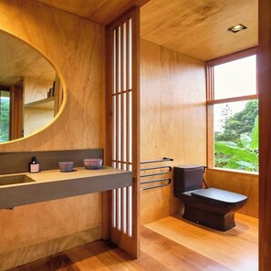 مناشف، صابون، شامبو، ورق حمّام