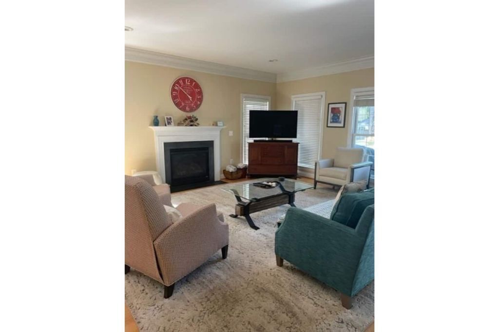 3 bdrm close to city center, great yard & parking!