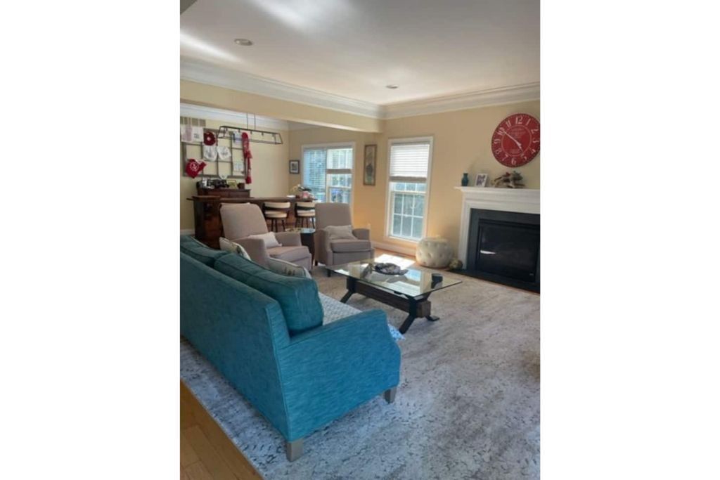 3 bdrm close to city center, great yard & parking!