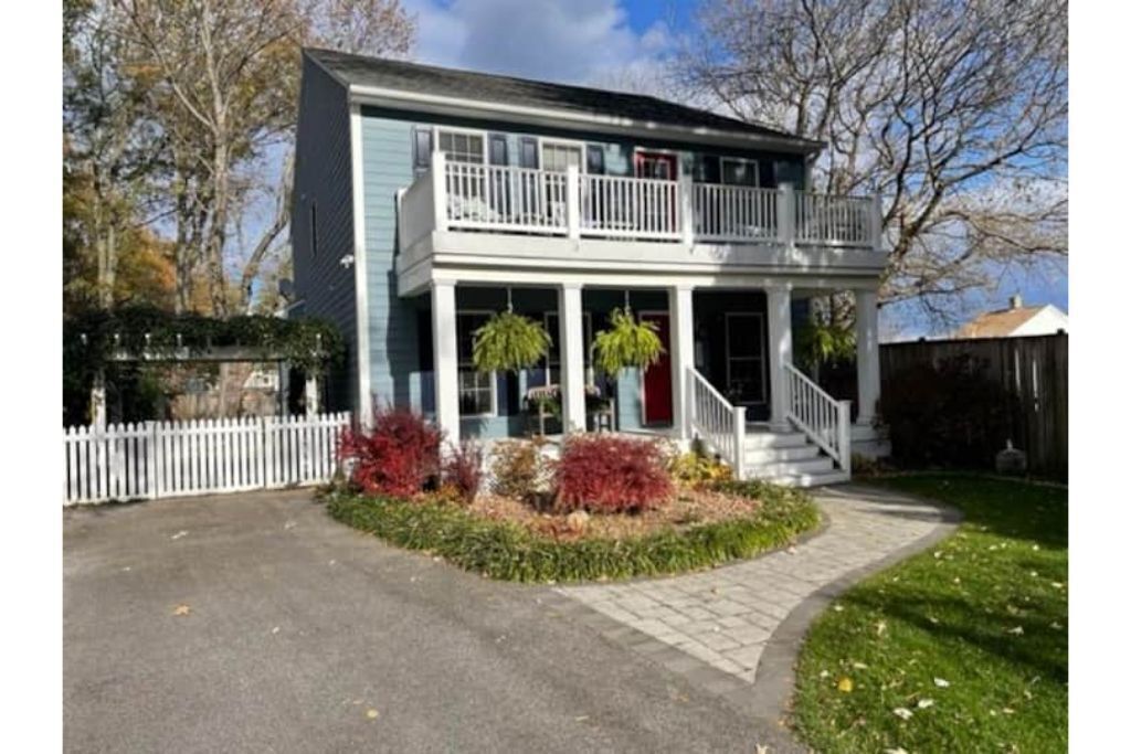 3 bdrm close to city center, great yard & parking!