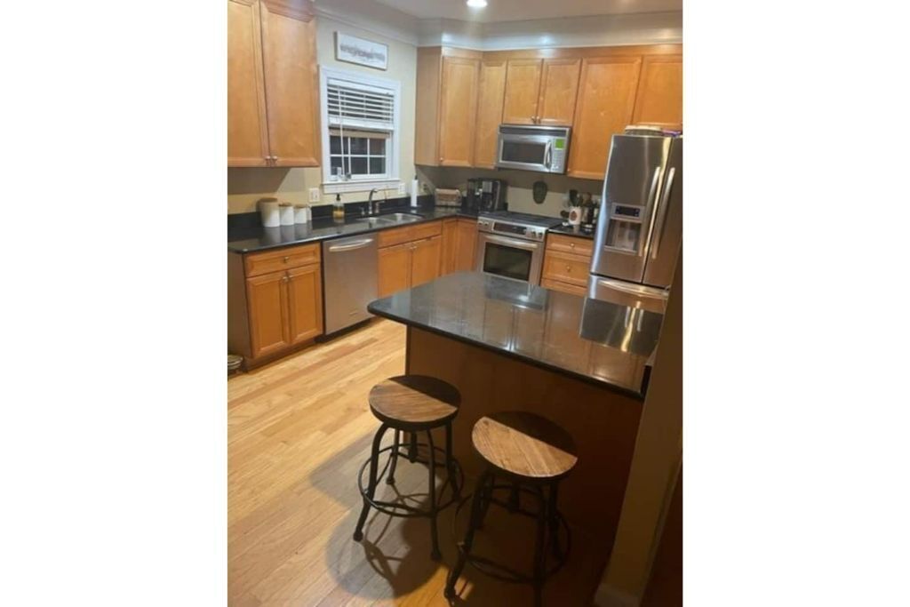 3 bdrm close to city center, great yard & parking!