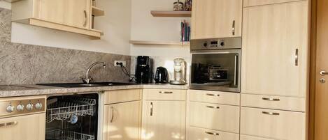 Køleskab, mikrobølgeovn, ovn, opvaskemaskine