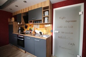 Fridge, oven, dishwasher, coffee/tea maker