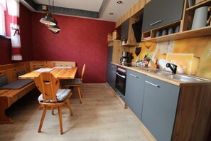 Fridge, oven, dishwasher, coffee/tea maker