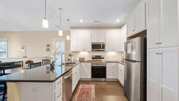 Réfrigérateur, micro-ondes, four, lave-vaisselle