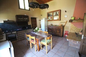 Dining - 70 m² accommodation with every comfort and terrace in a stone house (Avène)