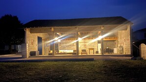 Un bâtiment doté d’un espace extérieur abrité, d’une horloge et d’un extincteur.