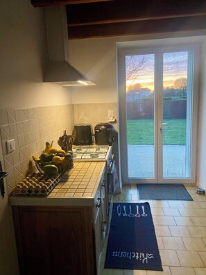 雪櫃、微波爐、焗爐、爐具