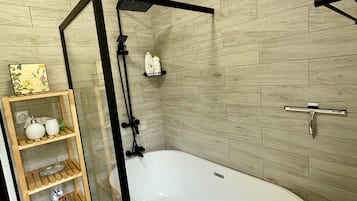Een douche, handdoeken, zeep, shampoo