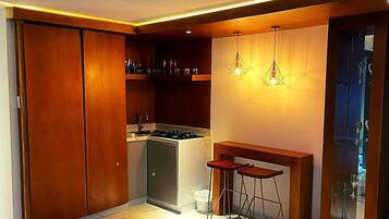 Apartemen | Dapur pribadi | Lemari es dan peralatan masak/sendok-piring