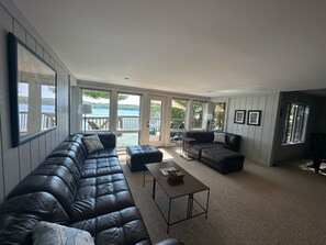 Téléviseur connecté, foyer, jeux vidéo, table de ping-pong