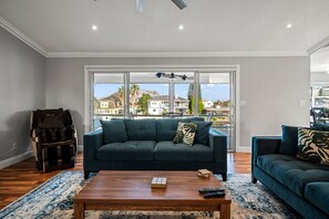 Smart-TV, Kamin, Videospiele, Tischtennisplatte