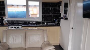 Chalet | Private kitchen | Fridge, microwave, oven, stovetop