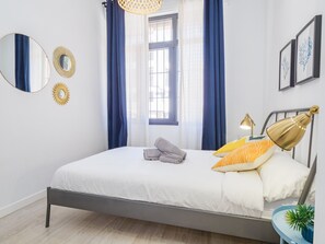 Tabla de planchar con plancha, wifi gratis y ropa de cama 