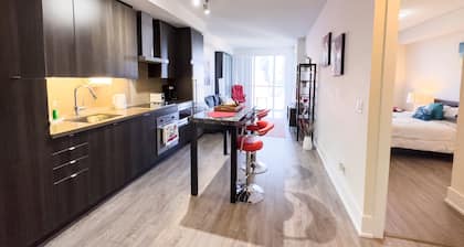 Luxury 2 Beds with Lakeview near CN Tower, Scotia Arena & FREE PRIVATE PARKING